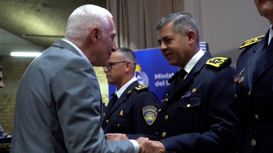 Se realizó la ceremonia de entrega de fustas y bastones, símbolos de mando de la Policía Nacional Se realizó la ceremonia de entrega de fustas y bastones, símbolos de mando de la Policía Nacional