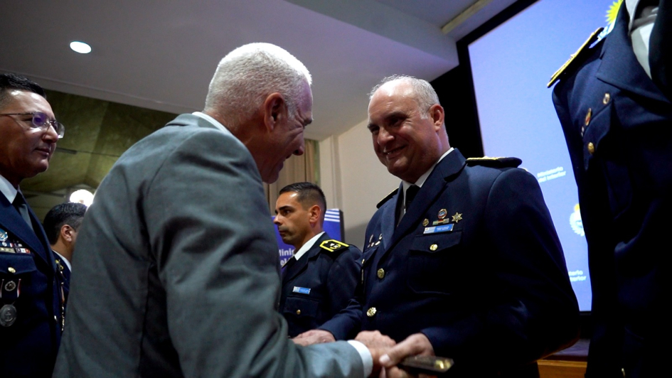 Se realizó la ceremonia de entrega de fustas y bastones, símbolos de mando de la Policía Nacional Se realizó la ceremonia de entrega de fustas y bastones, símbolos de mando de la Policía Nacional
