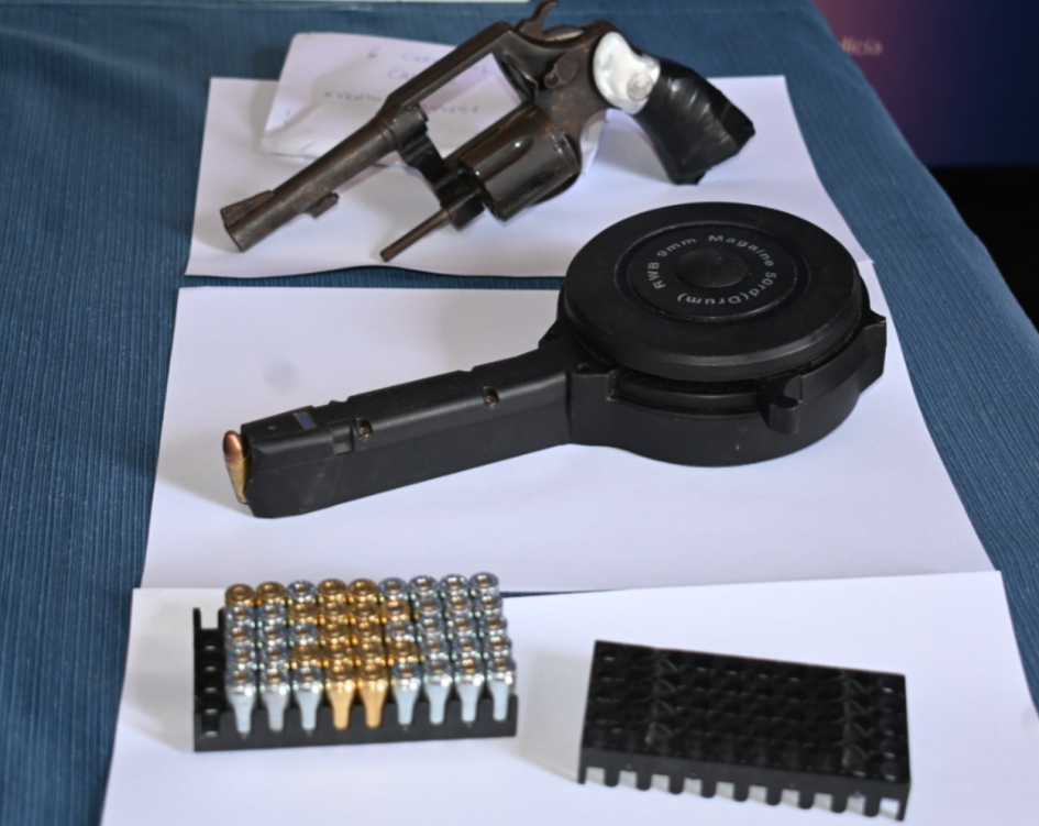 Arma de fuego y cargadores incautados