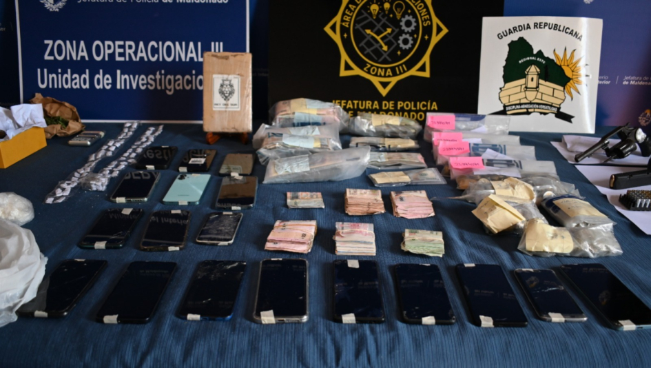 Droga, celulares, armas y dinero incautados