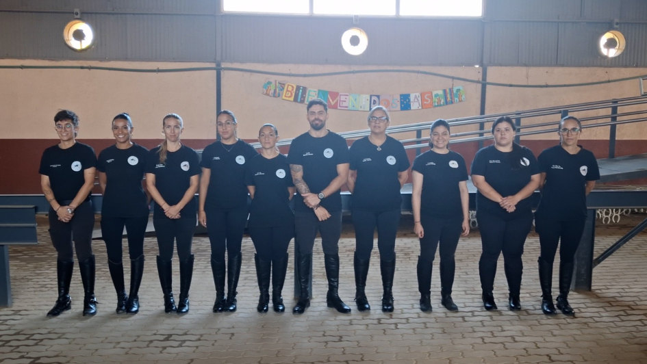 Equipo multidisciplinario del Servicio de Equinoterapia de la DNGR Equipo multidisciplinario del Servicio de Equinoterapia de la DNGR