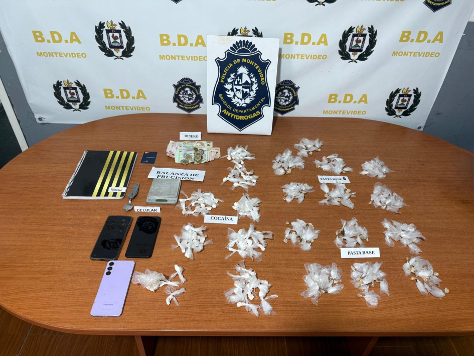 Estupefacientes y objetos sobre una mesa se exhiben