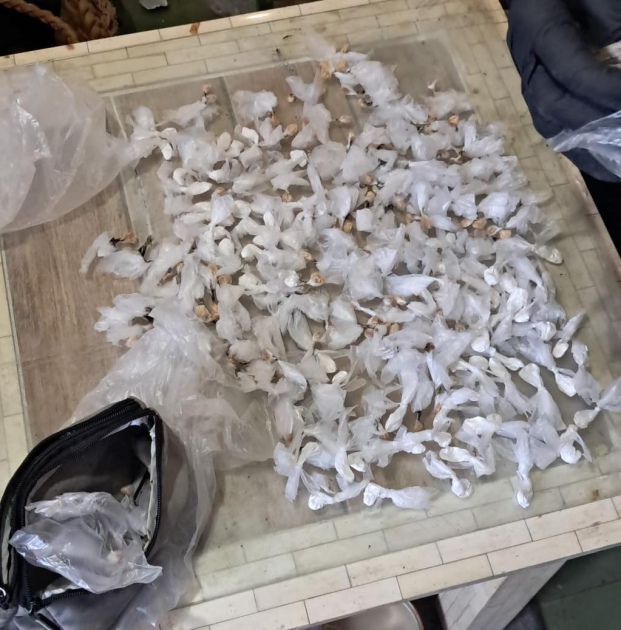 Estupefacientes incautado sobre una mesa exhibido