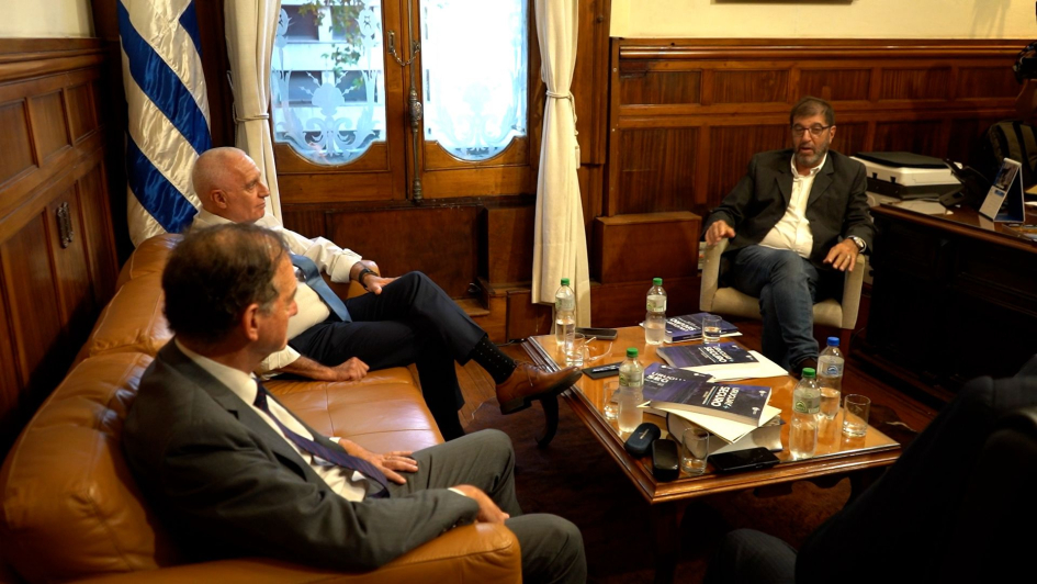 Ministro del Interior entregó el Plan de Seguridad Pública a representantes del FA y Cabildo Abierto
