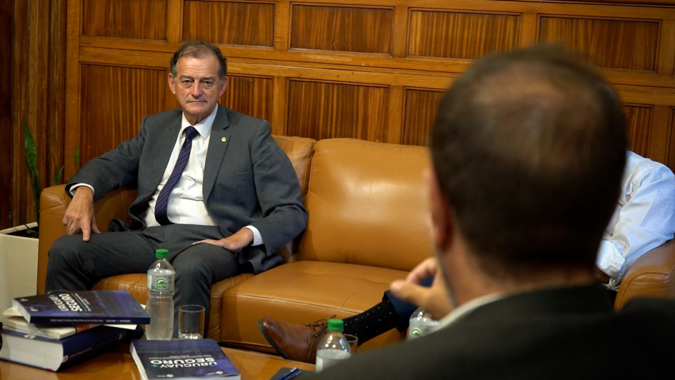 Ministro del Interior entregó el Plan de Seguridad Pública a representantes del FA y Cabildo Abierto