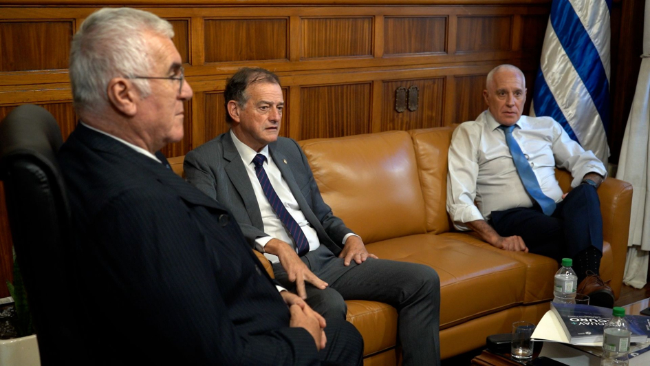 Ministro del Interior entregó el Plan de Seguridad Pública a representantes del FA y Cabildo Abierto