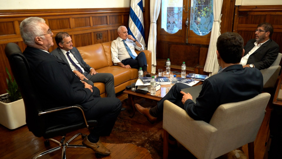 Ministro del Interior entregó el Plan de Seguridad Pública a representantes del FA y Cabildo Abierto
