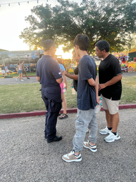 Policía entregando folleto informativo 