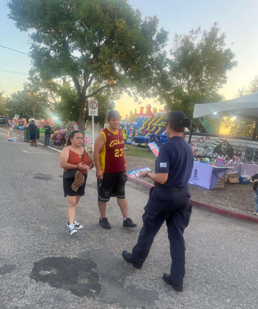 Policía entregando folleto informativo 