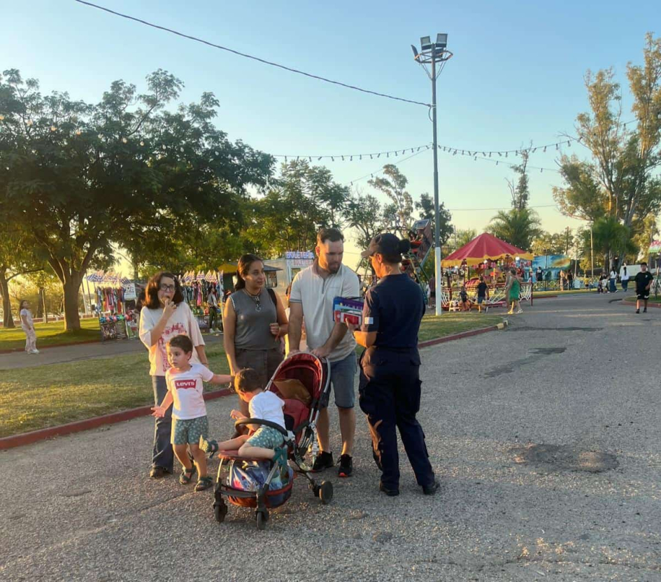 Policía entregando folleto informativo 