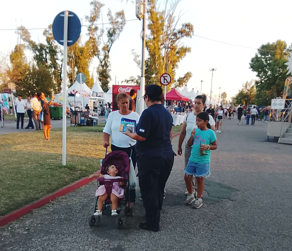 Policía entregando folleto informativo 