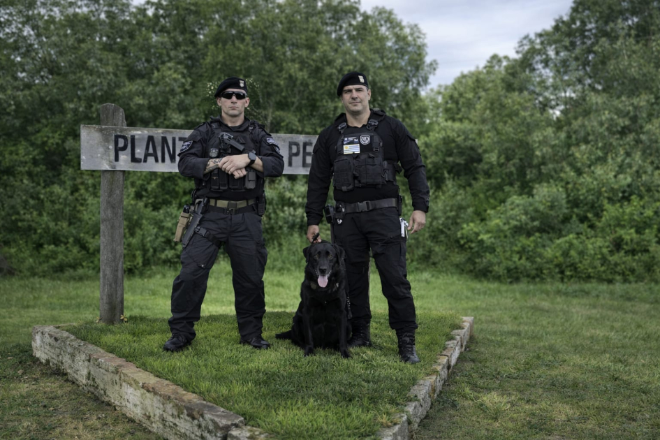 Policias de GRT con Jari