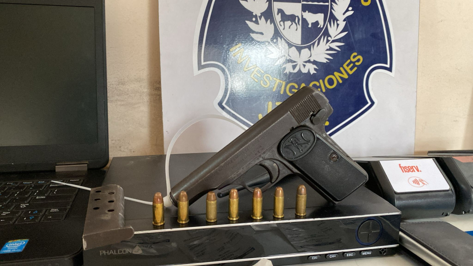 Arma y municiones incautado en allanamientos