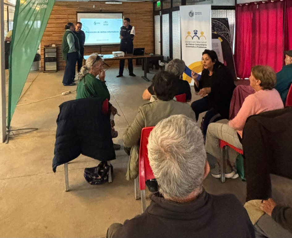 Participantes en la charla