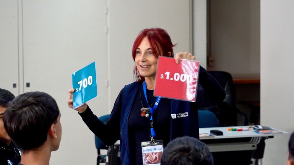 Capacitaciones en educación financiera para jóvenes integrantes de Pelota al Medio a la Esperanza 