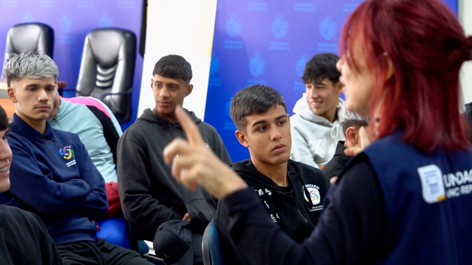 Capacitaciones en educación financiera para jóvenes integrantes de Pelota al Medio a la Esperanza 