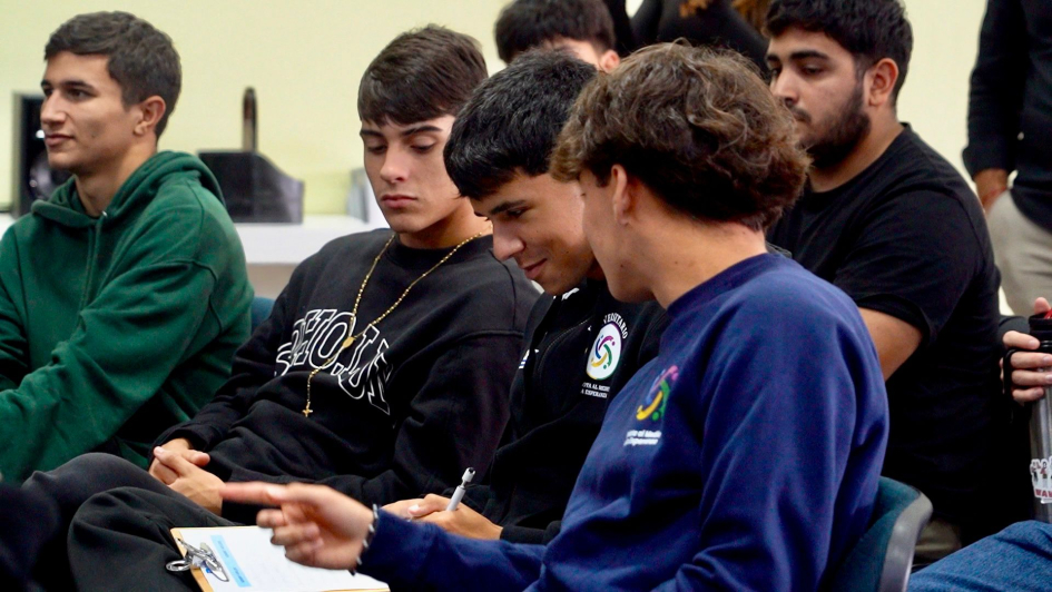 Capacitaciones en educación financiera para jóvenes integrantes de Pelota al Medio a la Esperanza 