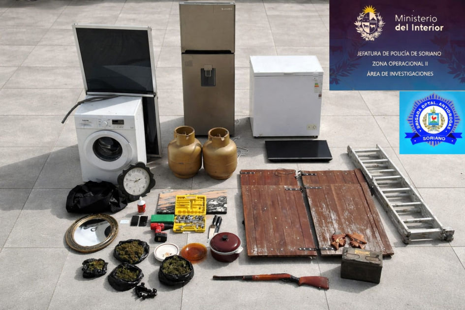 Efectos varios que fueron incautados en el allanamiento.