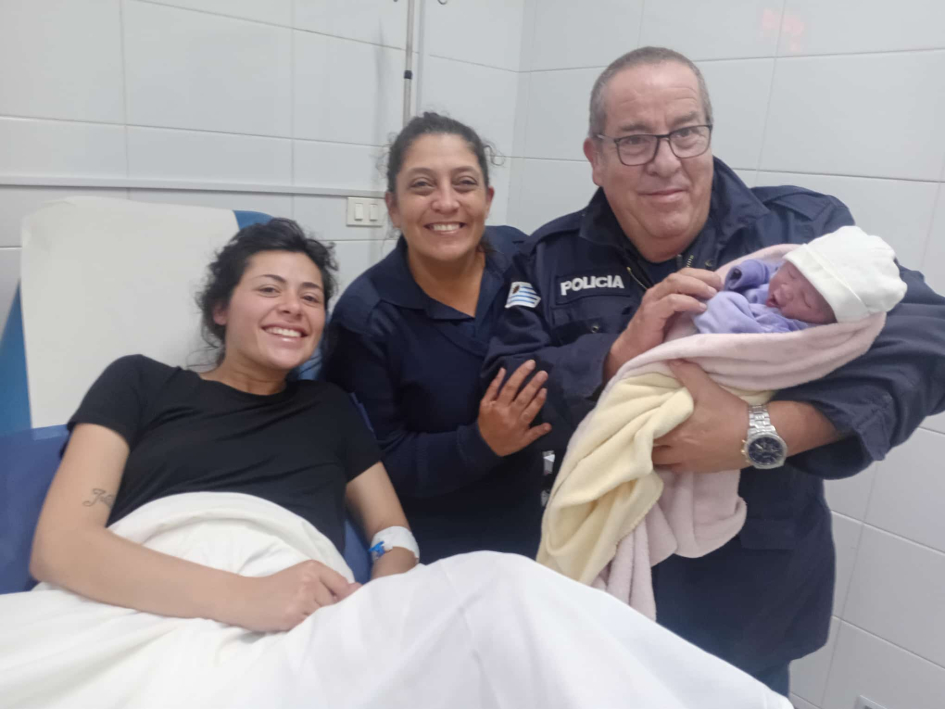 Madre y su beba en el hospital con policías que asistieron parto en la vía pública