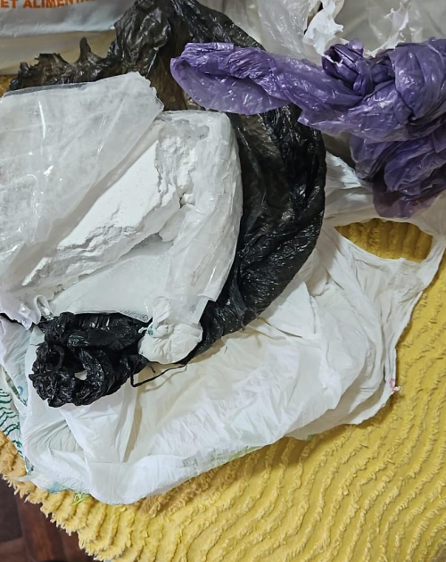 Sobre una mesa se muestra producto de la incautación, envoltorios con drogas...