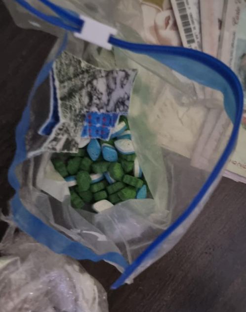 Sobre una mesa se muestra producto de la incautación, drogas...