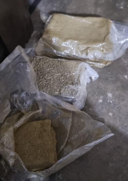 Sobre una mesa se muestra producto de la incautación, drogas