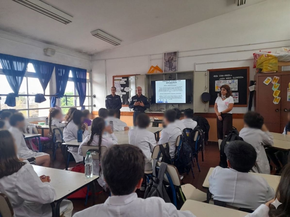 Alumnos escuchando charla