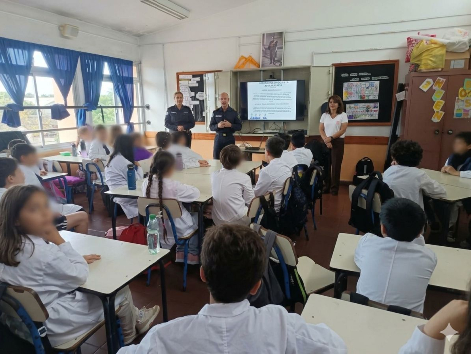 Alumnos en su salón escuchando durante la charla
