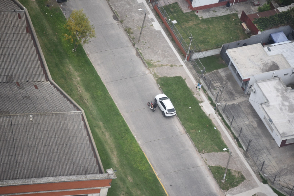 Apoyo de Aviación Policial permite la detención de dos hombres y la recuperación de dos motos