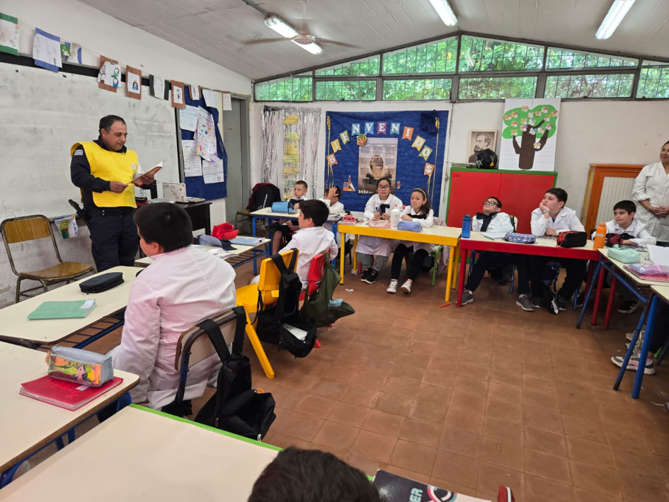 Policía comunitaria realiza charla educativa con niños en salón de clases