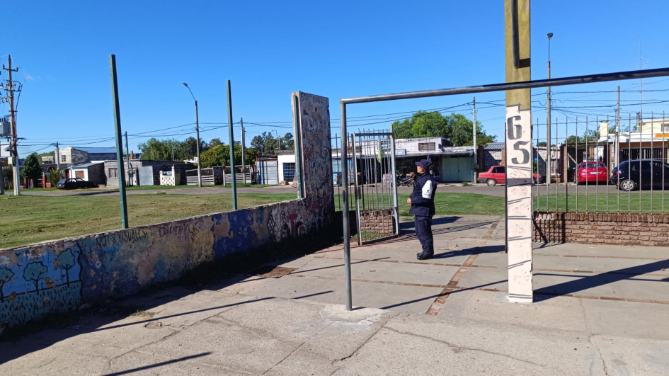 Funcionario policial realiza recorrida preventiva en acceso a centro educativo