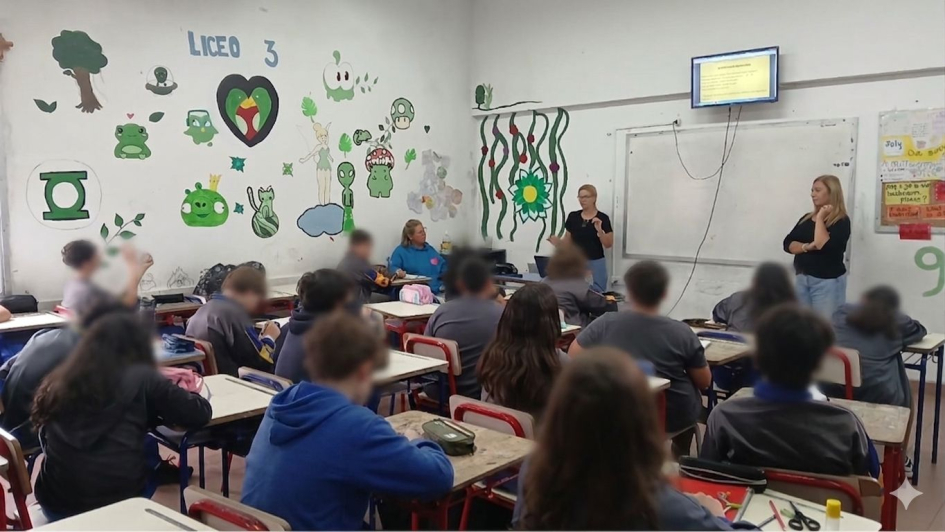 Alumnos recibiendo charla de autocuidados