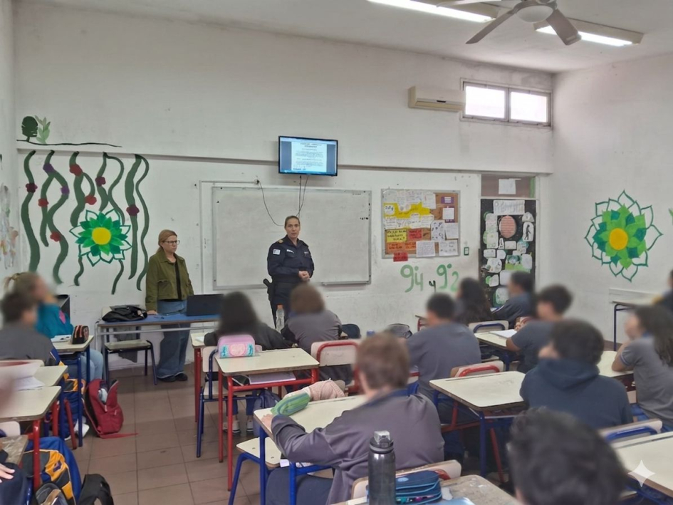 Alumnado recibiendo charla en un salón