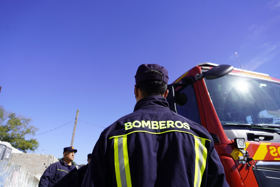 Personal de Bomberos junto al camión de dicha Dirección
