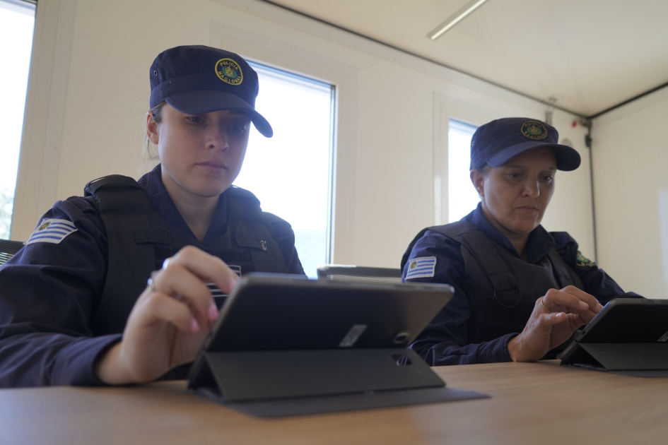 Personal policial trabajando