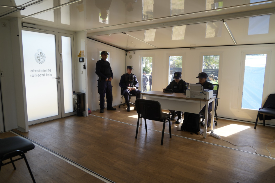 Policías dentro de la Comisaria Móvil