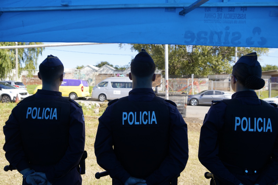 Tres policías de espaldas