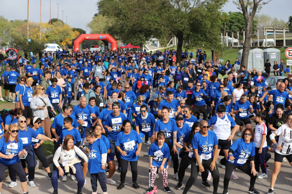 Participantes de la actividad realizando el calentamiento