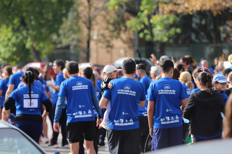 Grupo de personas con remera del kit de espaldas