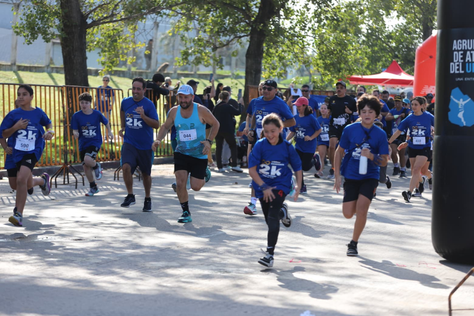 Corredores, niñas y niños en la largada de la correcaminata
