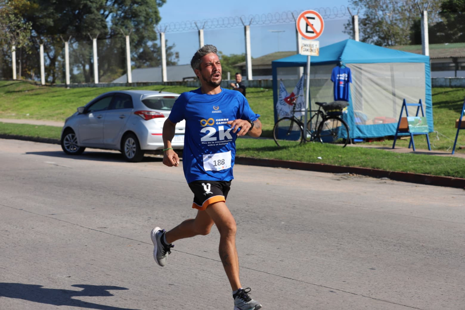 Primer corredor en cruzar la linea de meta de la correcaminata