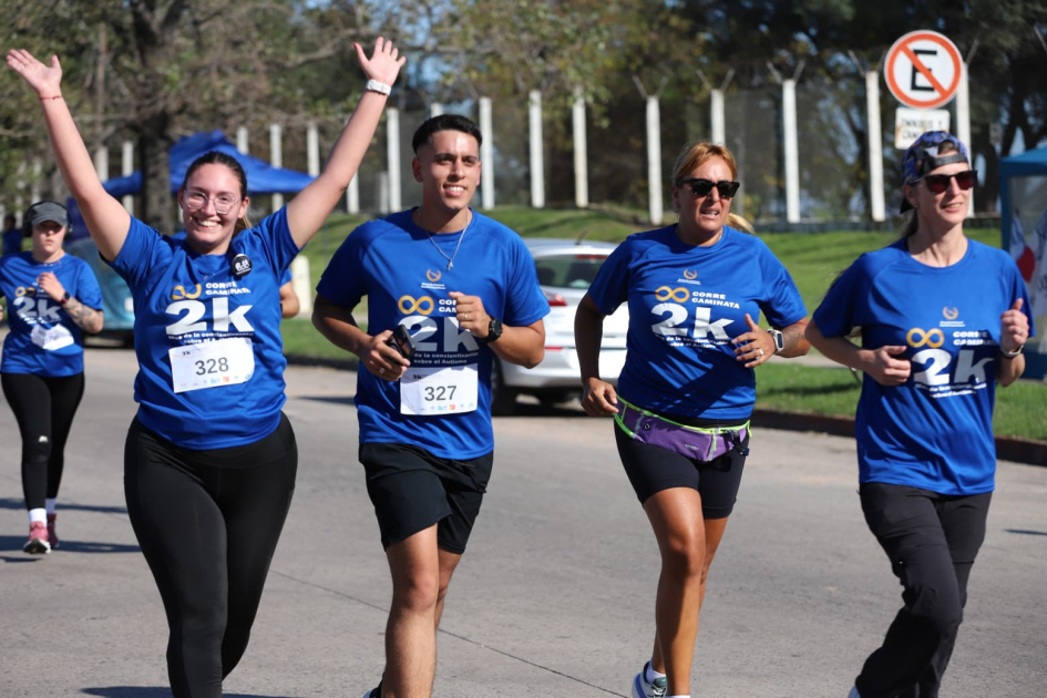 Participantes llegando a la linea de meta