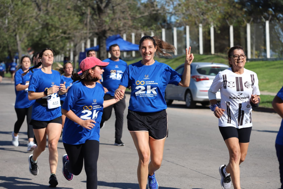 Familias llegando a la linea de meta