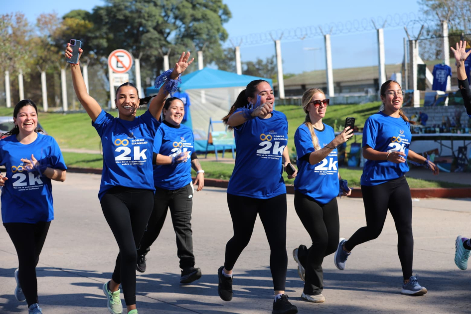 Equipo del servicio de equinoterapia llegando a la meta
