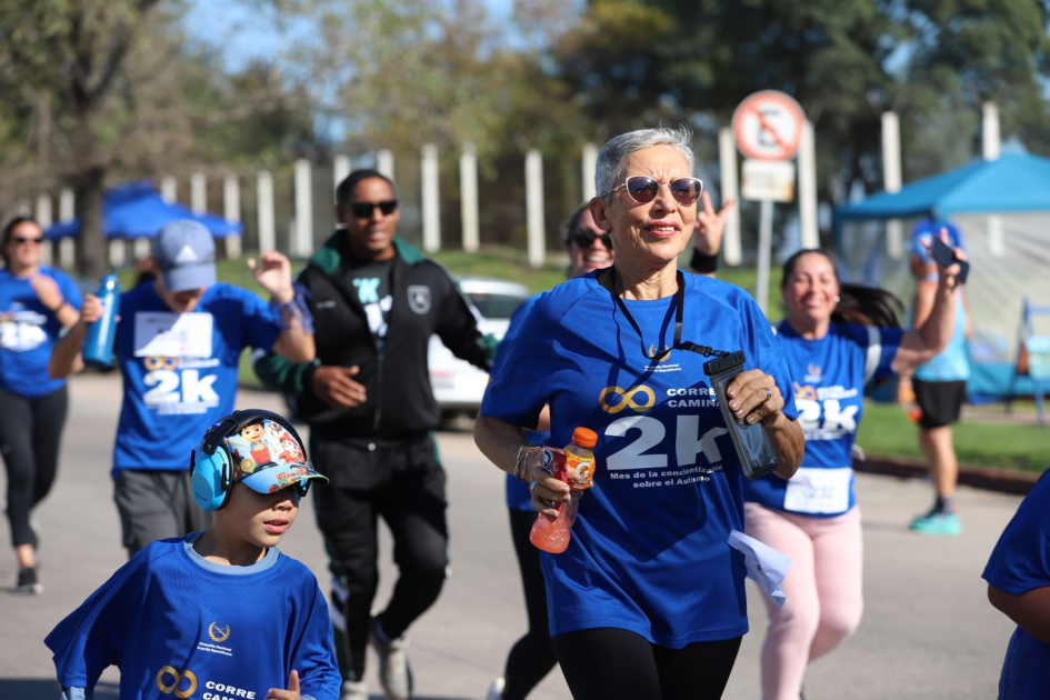 Participantes de varias edades llegando a la meta