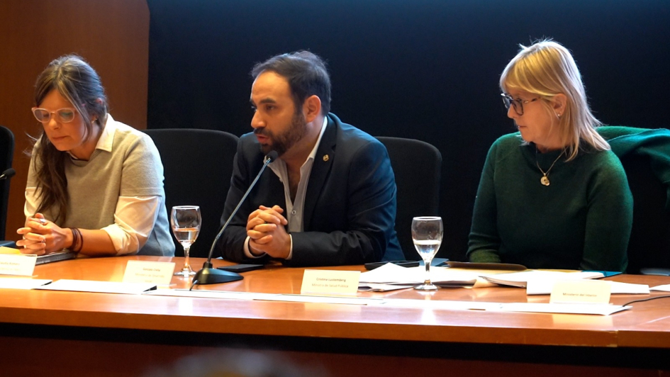 Tres personas en una mesa