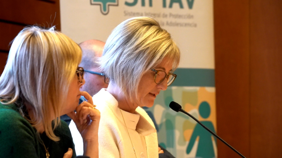Subsecretaria Ministerio del Interior junto a otra mujer