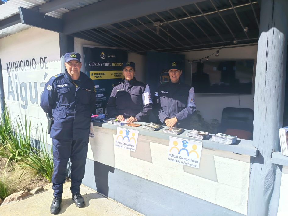 Encargado de seccional 8va en stand de PCOP Oficial Ayudante Juan Delgado, titular de seccional 8va.
