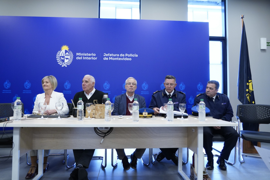 Autoridades en una mesa