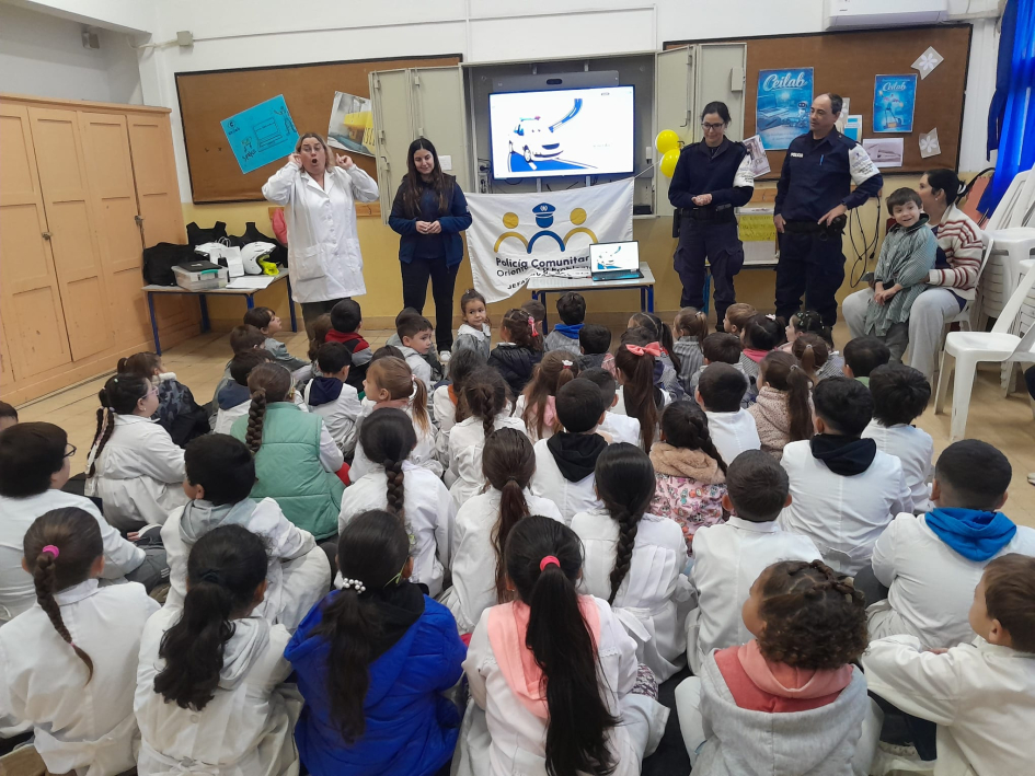 Policías dando taller a alumnos 